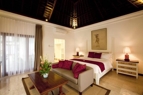 Bed, Photo of the whole room, Seating area, Bedroom