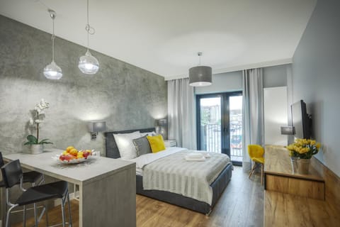 Bed, TV and multimedia, Kitchen or kitchenette, Photo of the whole room, Decorative detail