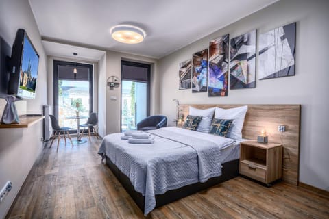 Bed, Day, Photo of the whole room, On site