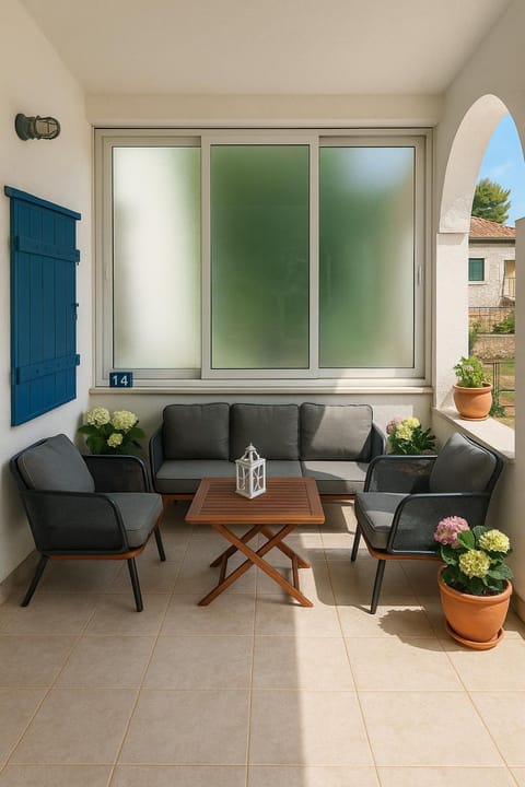 Patio, Day, Balcony/Terrace