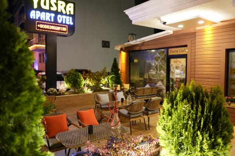 Property building, Restaurant/places to eat, Food and drinks, Banquet/Function facilities, Non alcoholic drinks