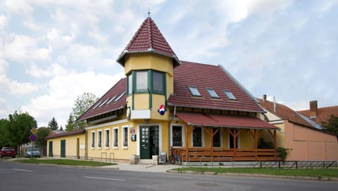 Facade/entrance