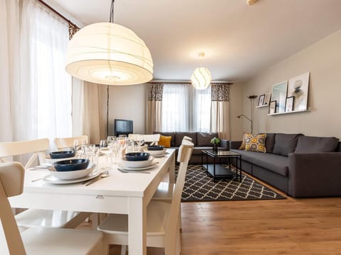 TV and multimedia, Living room, Seating area, Dining area