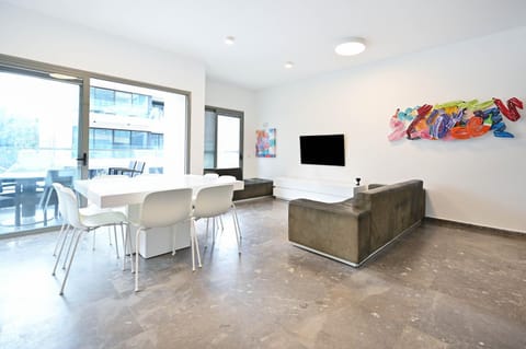 TV and multimedia, Living room, Seating area, Dining area