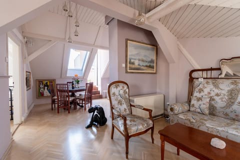 Living room, Seating area