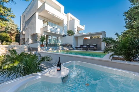 Hot Tub, Swimming pool, Swimming pool