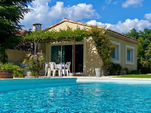 La petite maison avec piscine face au Luberon House in Provence-Alpes-Côte d'Azur
