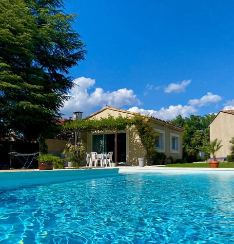 La petite maison avec piscine face au Luberon House in Provence-Alpes-Côte d'Azur