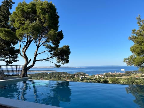 Holiday house Pantovčak, secluded stone house with heated pool and unique view Bed and Breakfast in Lika-Senj County