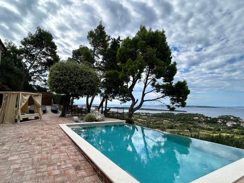 Holiday house Pantovčak, secluded stone house with heated pool and unique view Bed and Breakfast in Lika-Senj County