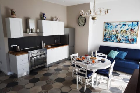 Kitchen or kitchenette, Living room