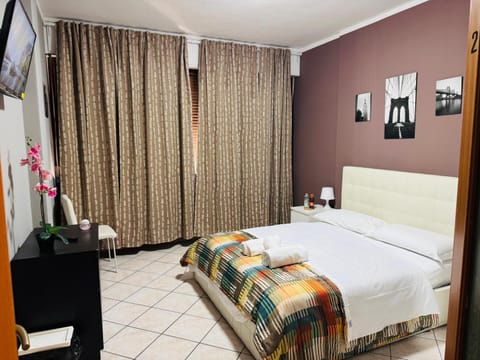 Bed, TV and multimedia, Photo of the whole room, Bedroom