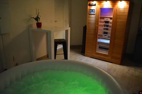 Hot Tub, Sauna