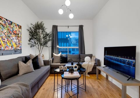 Communal lounge/ TV room, TV and multimedia, Living room, Seating area, Evening entertainment