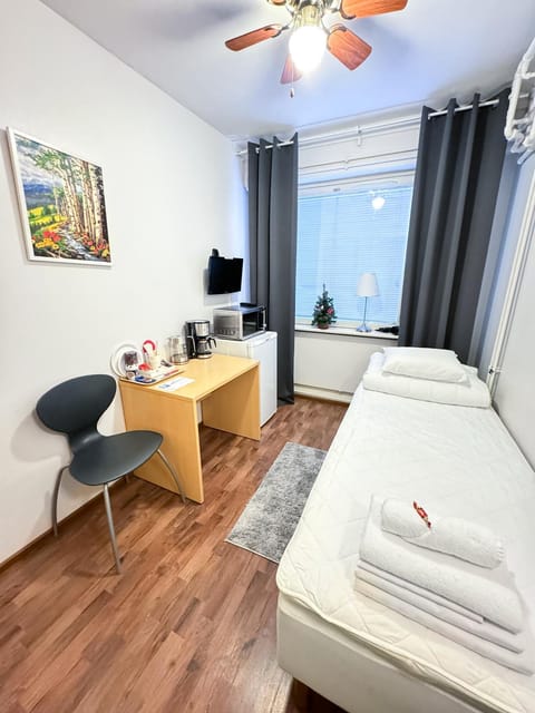 Bed, TV and multimedia, Coffee/tea facilities, Photo of the whole room, Bedroom, hair dresser, heating, towels, wardrobe