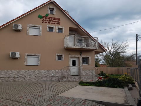 Facade/entrance