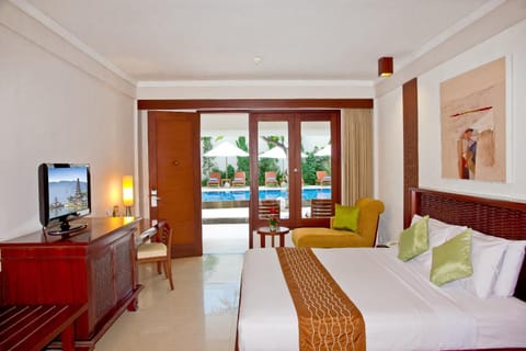 Bed, TV and multimedia, Photo of the whole room, Bedroom, Pool view