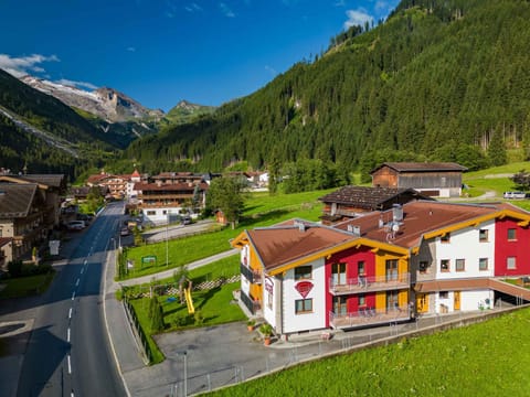 Property building, Day, Neighbourhood, Natural landscape, Bird's eye view, Mountain view, Location