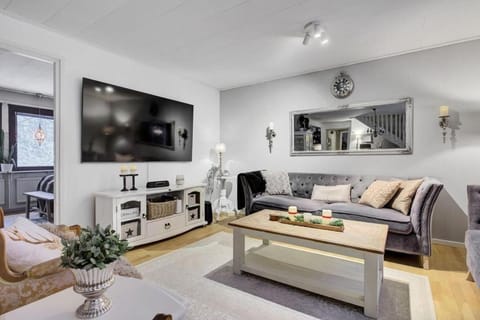 Communal lounge/ TV room, TV and multimedia, Living room, Seating area, Evening entertainment