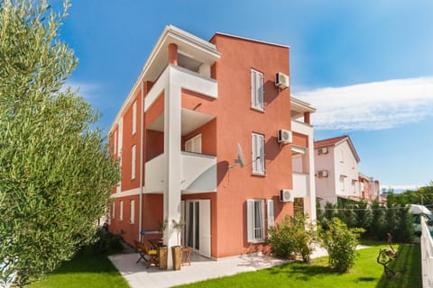 Facade/entrance, Balcony/Terrace
