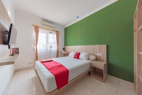 Bed, TV and multimedia, Bedroom
