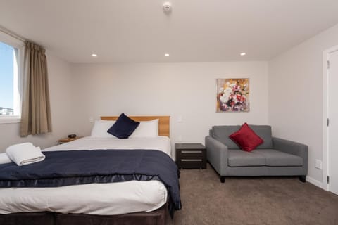 Bed, TV and multimedia, City view
