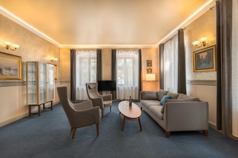 Living room, Seating area