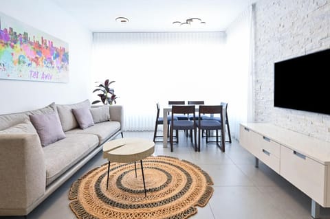 TV and multimedia, Living room, Seating area, Dining area