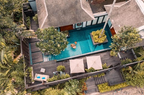 Bird's eye view, Pool view