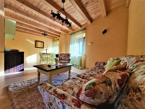 TV and multimedia, Living room, Decorative detail, Seating area