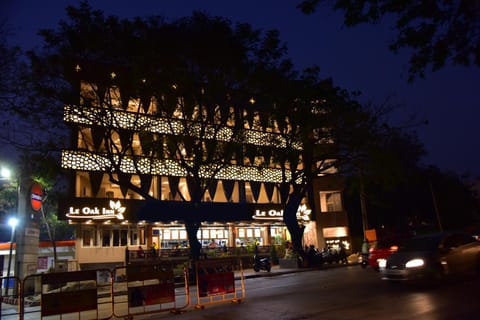Property building, Restaurant/places to eat, Night, Neighbourhood, City view, Street view, Location, Parking