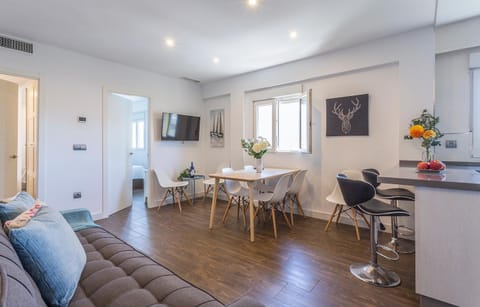 Communal lounge/ TV room, TV and multimedia, Kitchen or kitchenette, Living room, Lounge or bar, Dining area
