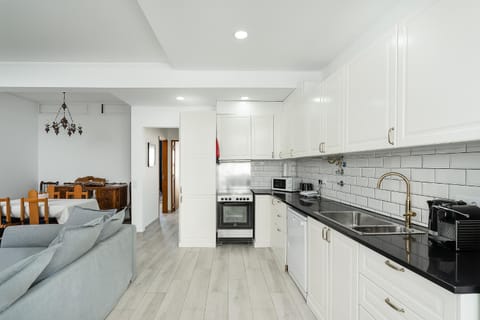 Communal lounge/ TV room, TV and multimedia, Kitchen or kitchenette, Living room, Seating area, Dining area, Communal kitchen