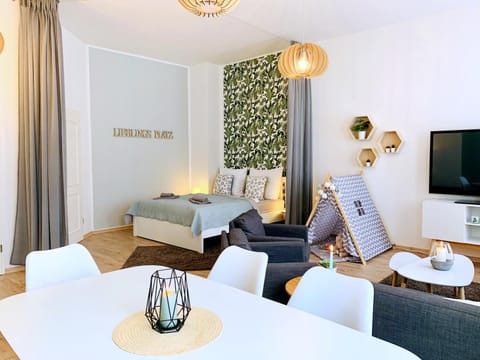 Bed, TV and multimedia, Living room, Photo of the whole room, Seating area, Evening entertainment, Bedroom