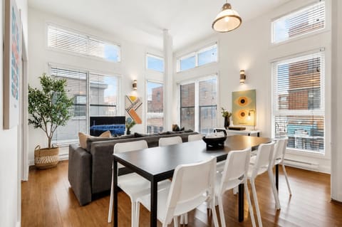 Kitchen or kitchenette, Living room, Seating area, Dining area, minibar, pet friendly