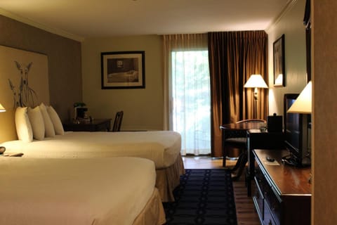 Interlaken Inn Hotel in Lakeville