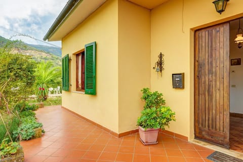 Property building, Patio, Facade/entrance