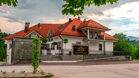 Facade/entrance