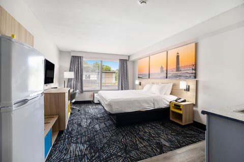 Days Inn & Suites by Wyndham Norton Shores Muskegon Hotel in Muskegon Heights