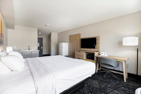 Days Inn & Suites by Wyndham Norton Shores Muskegon Hotel in Muskegon Heights