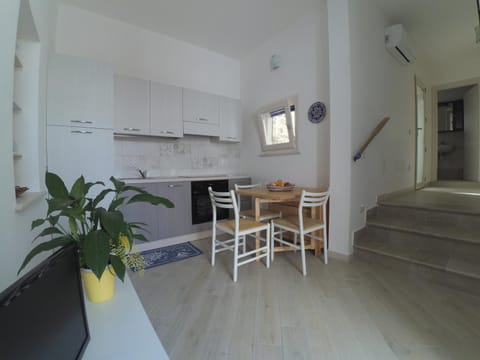 TV and multimedia, Kitchen or kitchenette, Living room, Seating area, Dining area