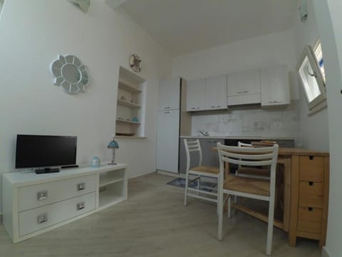 TV and multimedia, Kitchen or kitchenette, Living room, Seating area, Dining area