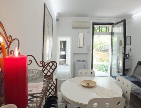 Living room, Seating area, Dining area, Garden view