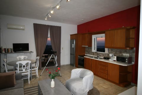 Kitchen or kitchenette, Living room, Seating area, Dining area