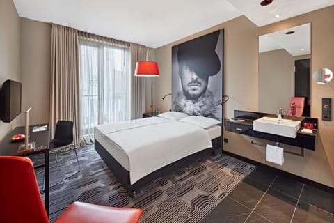 Bed, TV and multimedia, Photo of the whole room, Seating area, Bedroom