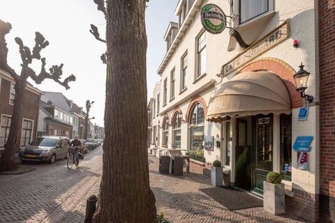 Property building, Facade/entrance, Balcony/Terrace, Street view