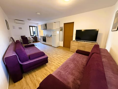 TV and multimedia, Living room, Photo of the whole room, Seating area