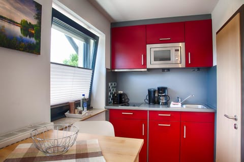 Coffee/tea facilities, Kitchen or kitchenette, Photo of the whole room, locker, locker, stove, stove, toaster, toaster, kitchen, kitchen