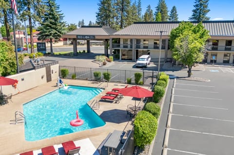 Property building, Day, Pool view, Swimming pool, Parking, sunbed