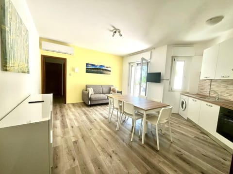 TV and multimedia, Kitchen or kitchenette, Living room, Seating area, Dining area, oven, stove